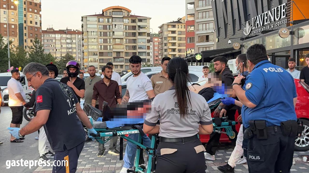 Kayseri'de AVM önünde bıçaklı kavga: 1 yaralı!