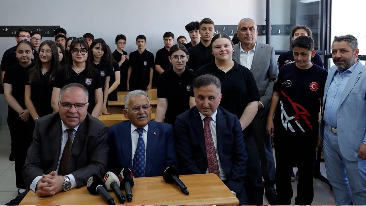 Kayseri’de Protokol, Öğrencilerin Karne Heyecanına Ortak Oldu!