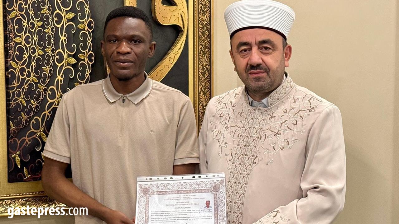 Kayseri'de Zambiyalı Dominic Singoma Müslüman Oldu: "Musa" İsmini Aldı!