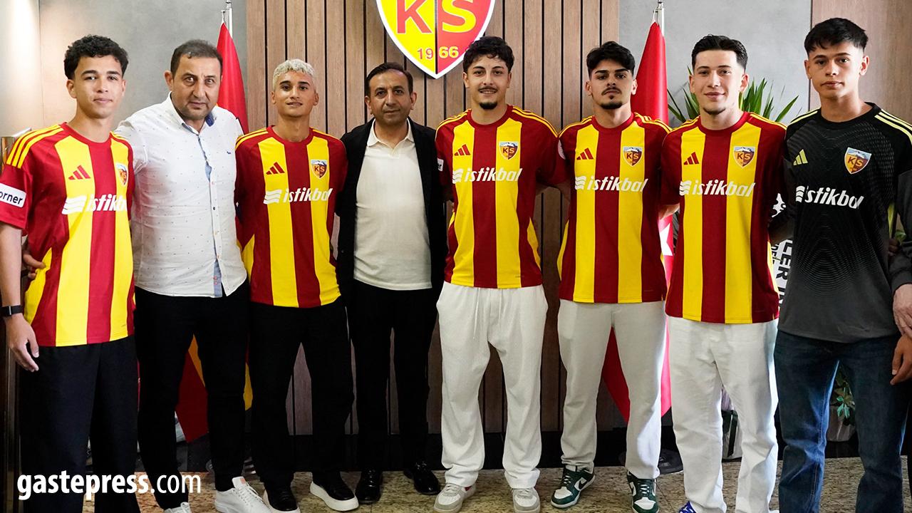 Kayserispor’dan Altyapı Hamlesi: 6 Genç Futbolcuya Profesyonel İmza!