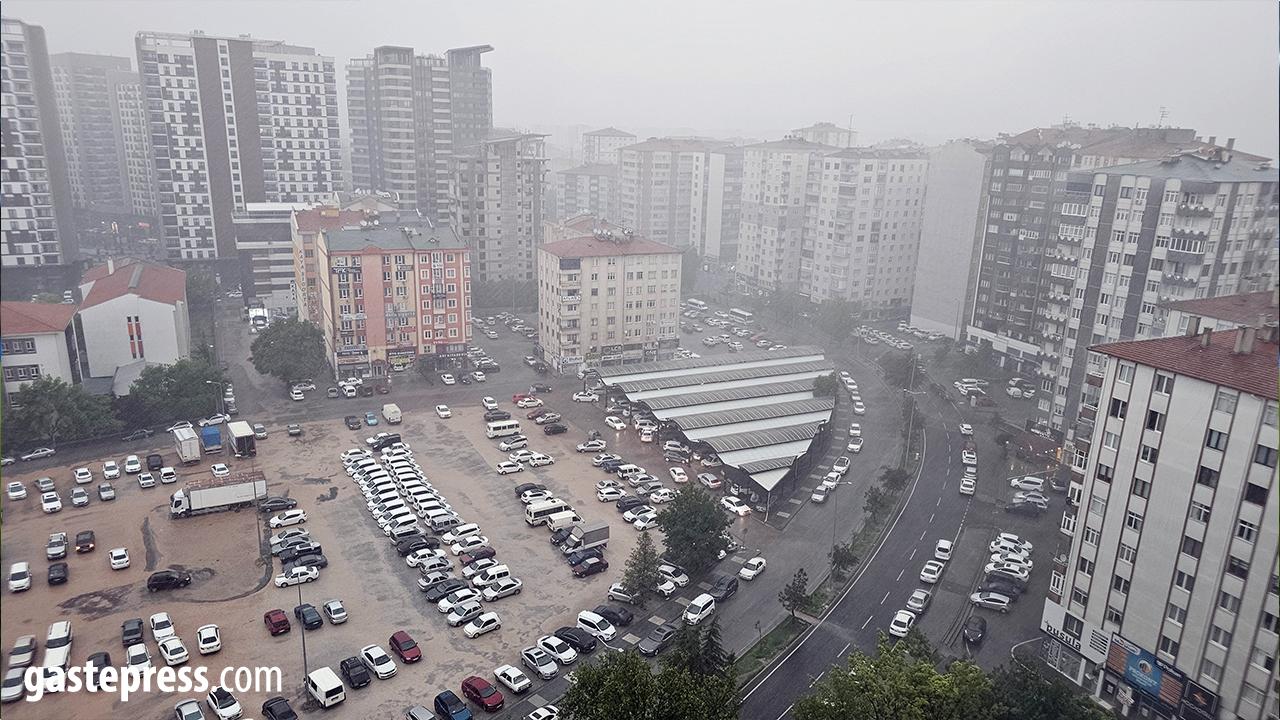 Kayseri’yi Sağanak ve Dolu Vurdu! Vatandaşlar Araçlarını Battaniyelerle Korudu!