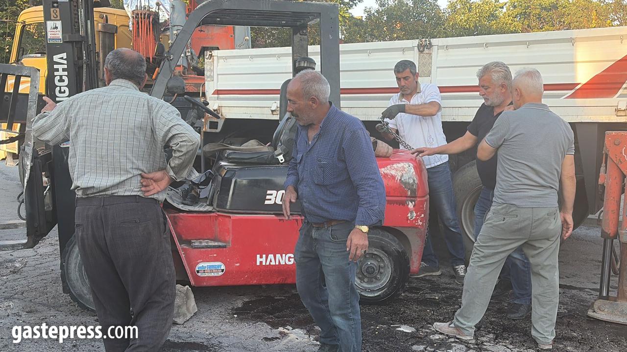 Kontrolden çıkan forklift yan yattı!