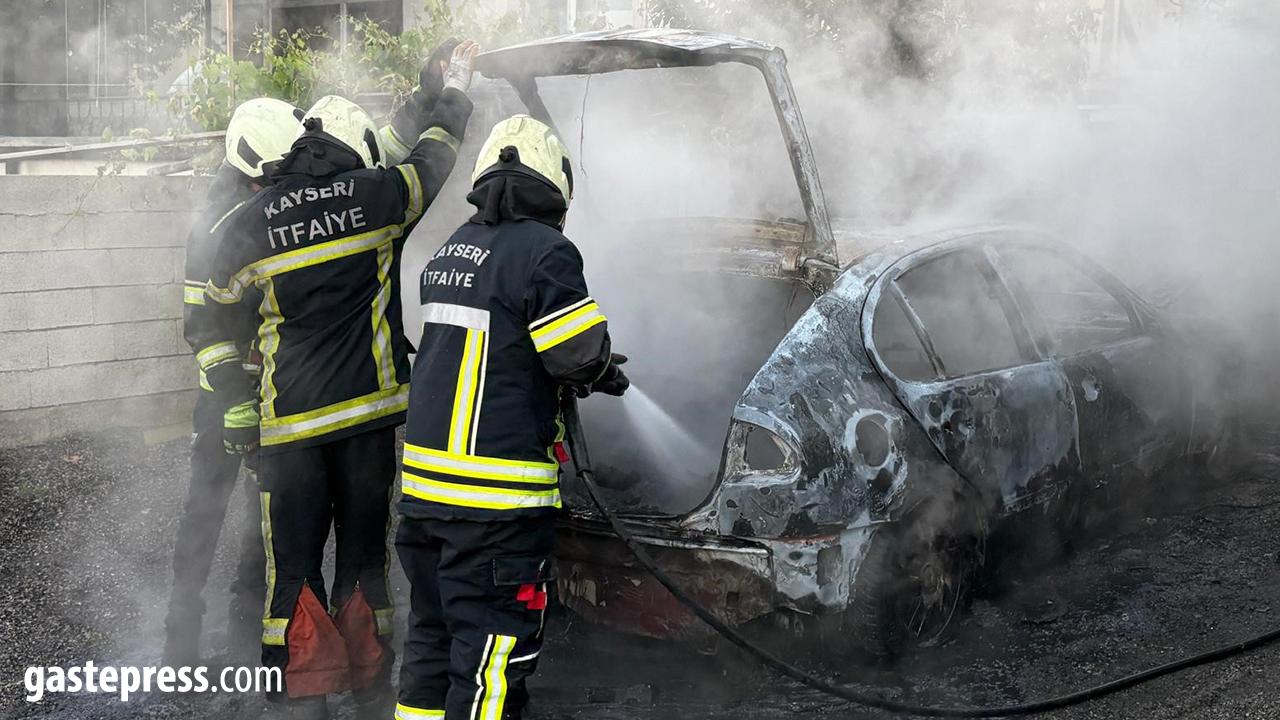 Müstakil Evin Otoparkında Alev Alan Otomobil Küle Döndü!