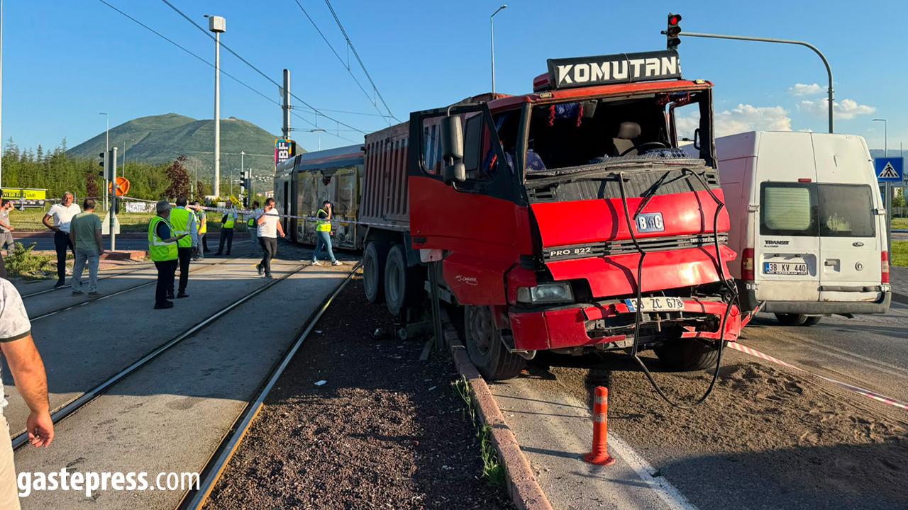 Tramvay ile Kamyon Çarpıştı: 5 Yaralı!