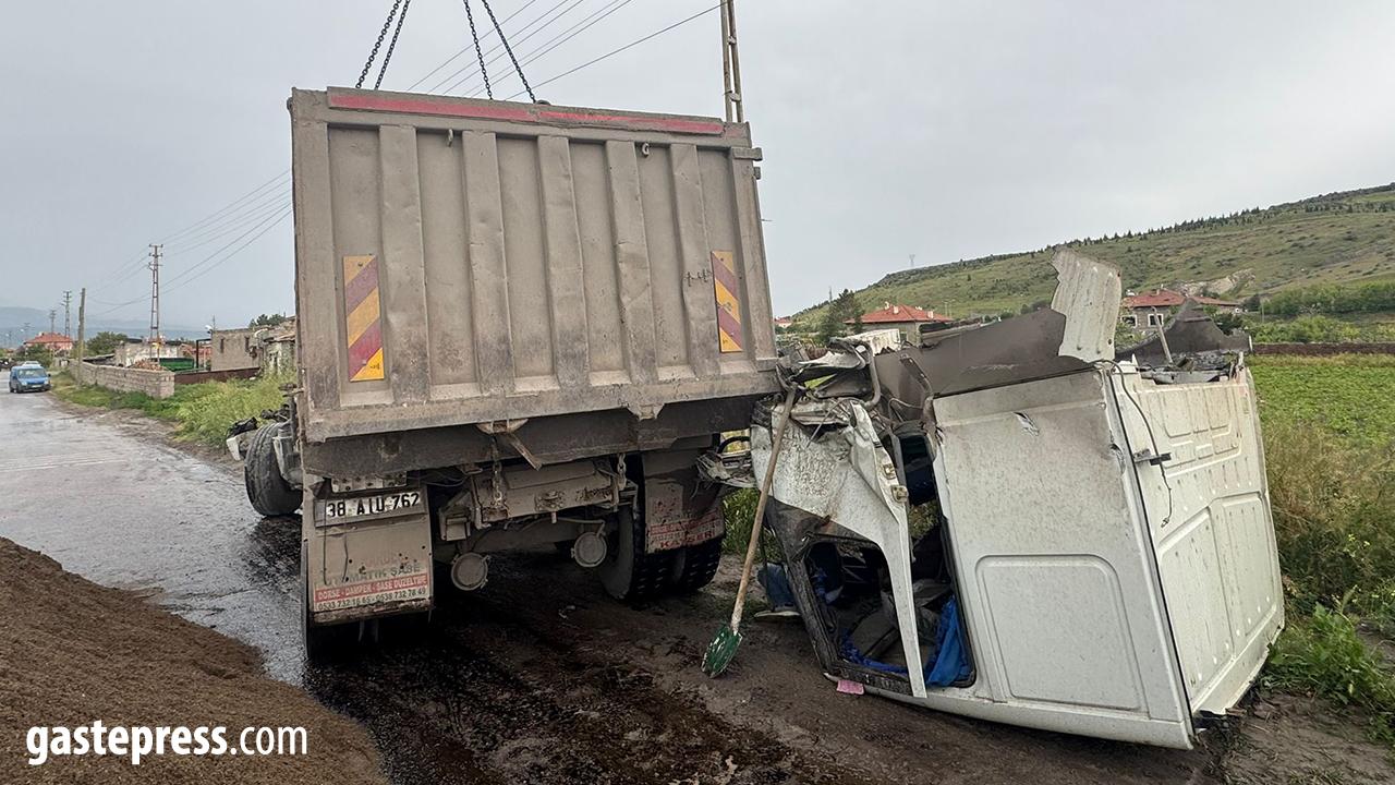 Tren ile Kamyon Çarpıştı: 2 Yaralı!