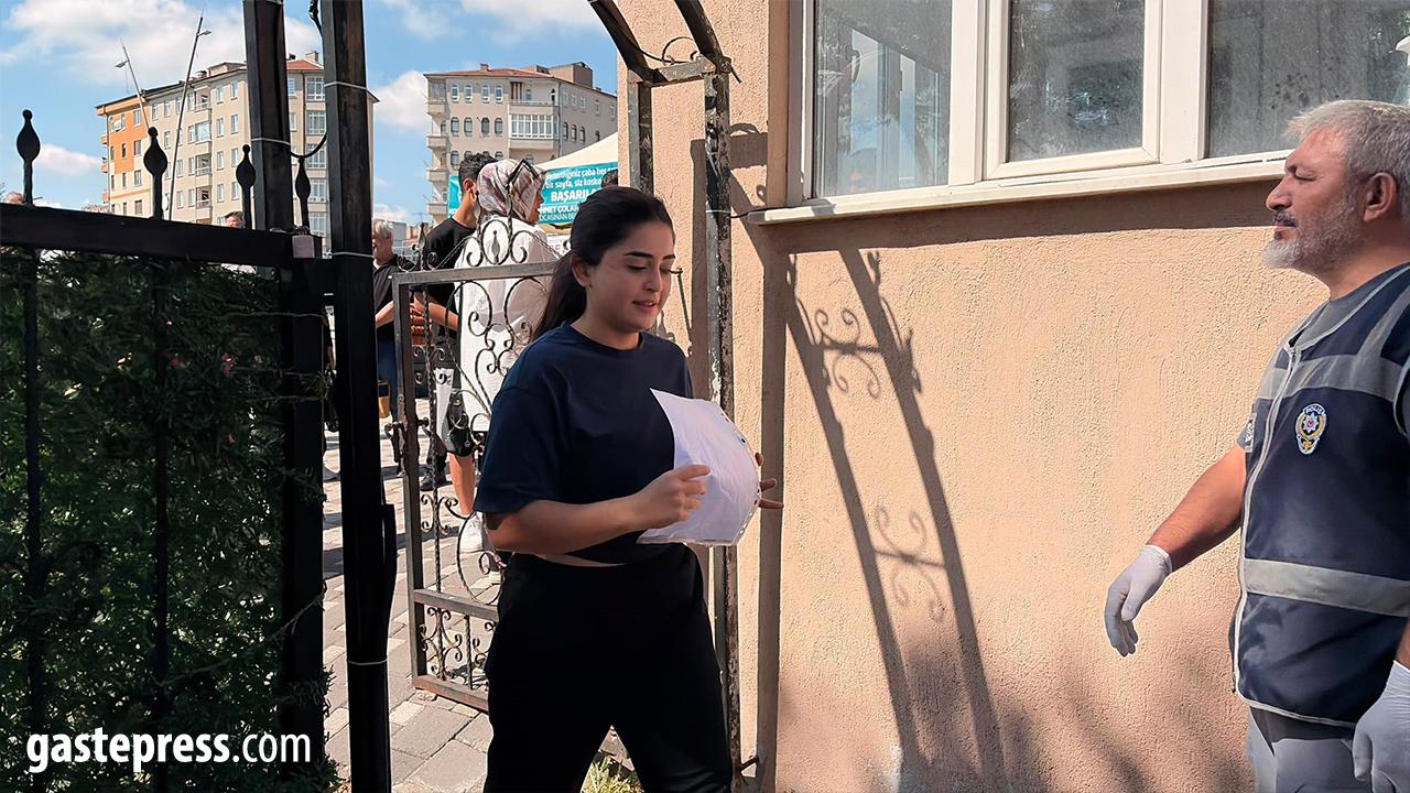 Yanlış Okula Gitti, Duyarlı Vatandaş Sınava Yetiştirdi!