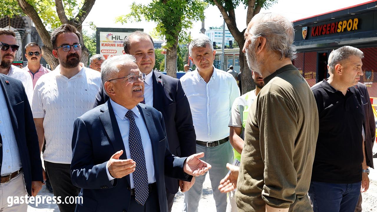 Başkan Büyükkılıç, Cumhuriyet Meydanı'ndaki Yenileme Çalışmalarını Yerinde İnceledi!
