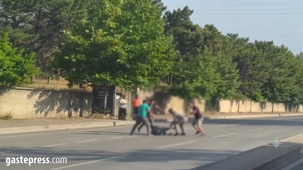 Cadde Ortasında Dehşet: 4 Kişi Bir Kişiyi Demir Sopalarla Darp Etti!