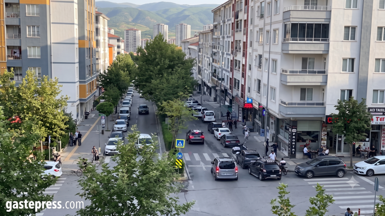 Emlakçıda Başlayan Tartışma Sokakta Bıçaklı Kovalamacaya Dönüştü!