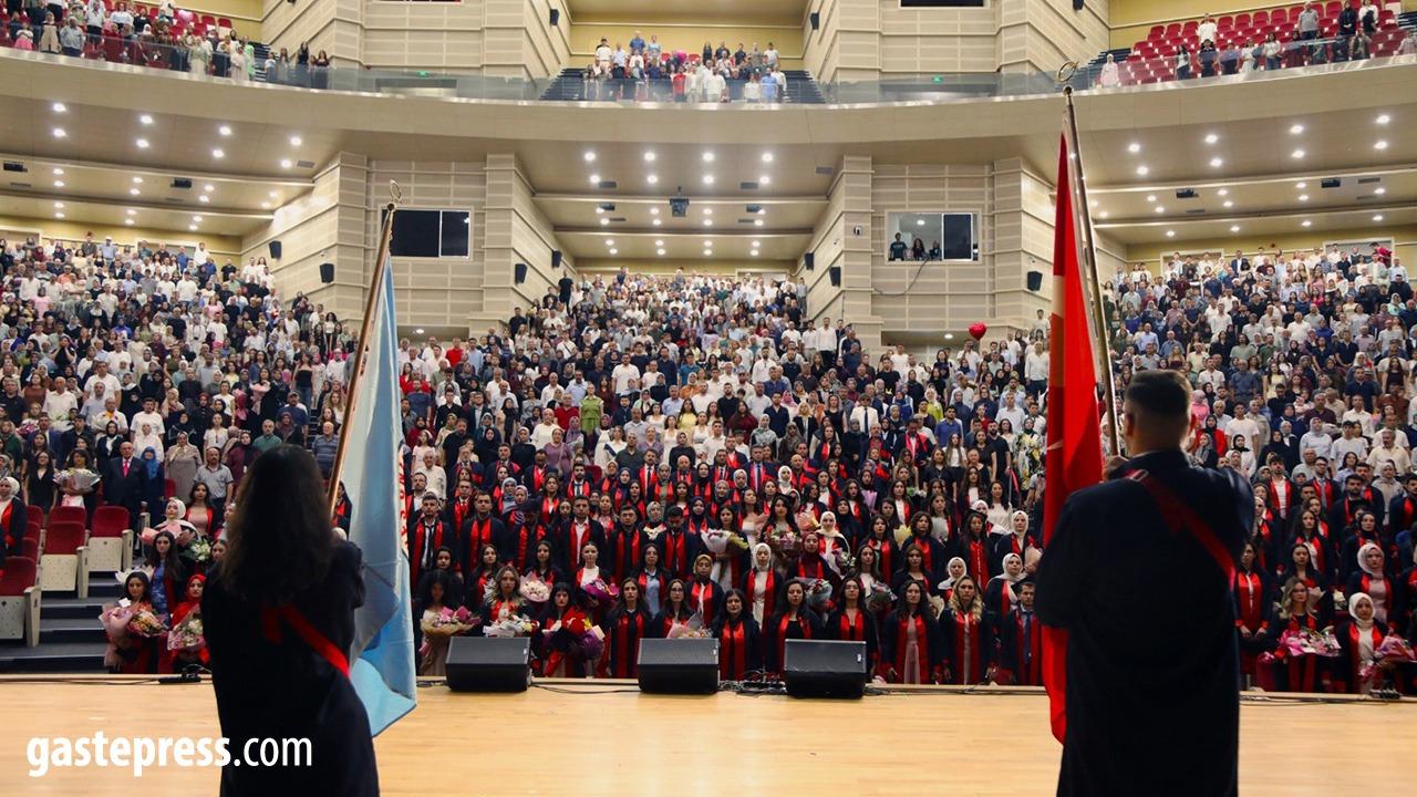 ERÜ Eğitim Fakültesi 400 Yeni Öğretmeni Mezun Etti!