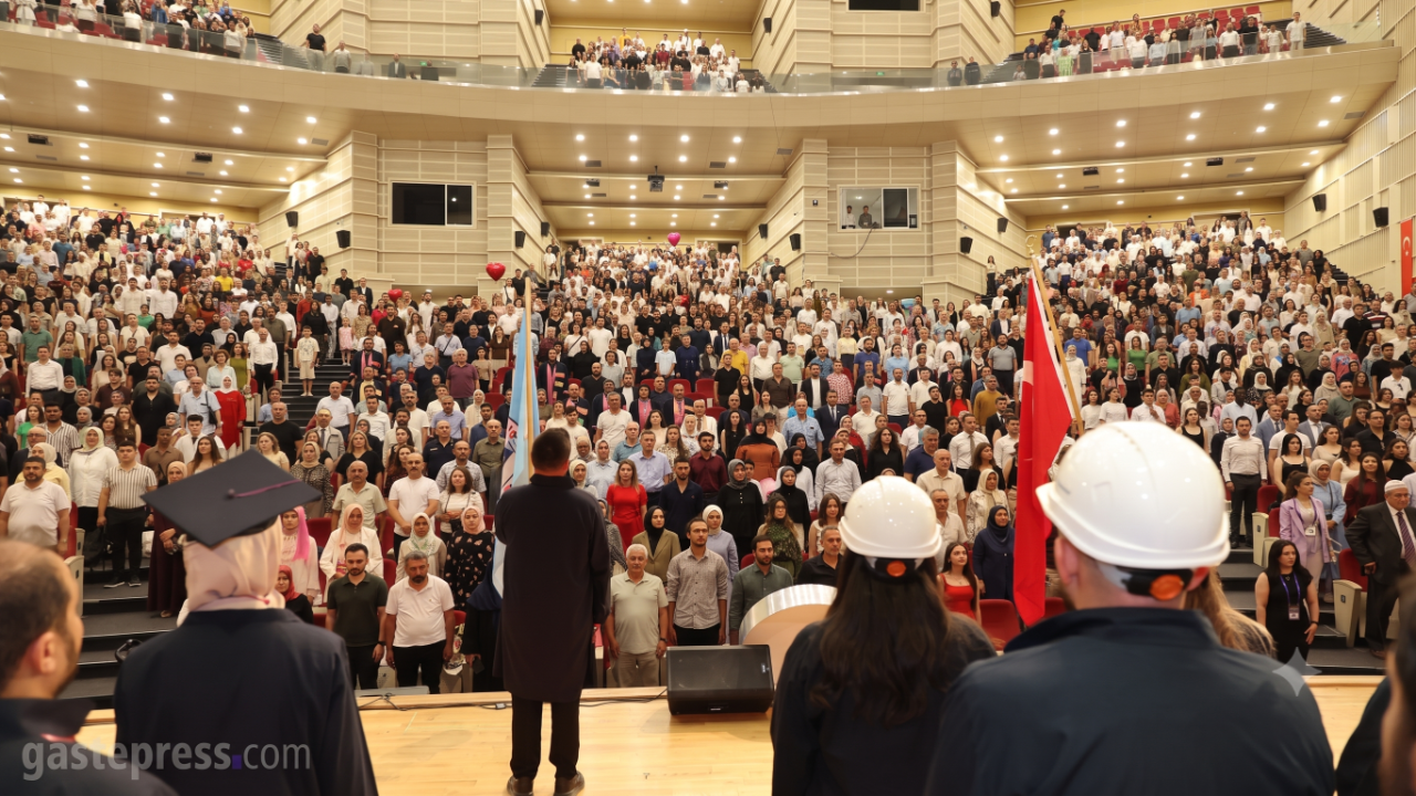 ERÜ Mühendislik Fakültesi'nde Mezuniyet Coşkusu: 702 Yeni Mühendis Hayata Uğurlandı!
