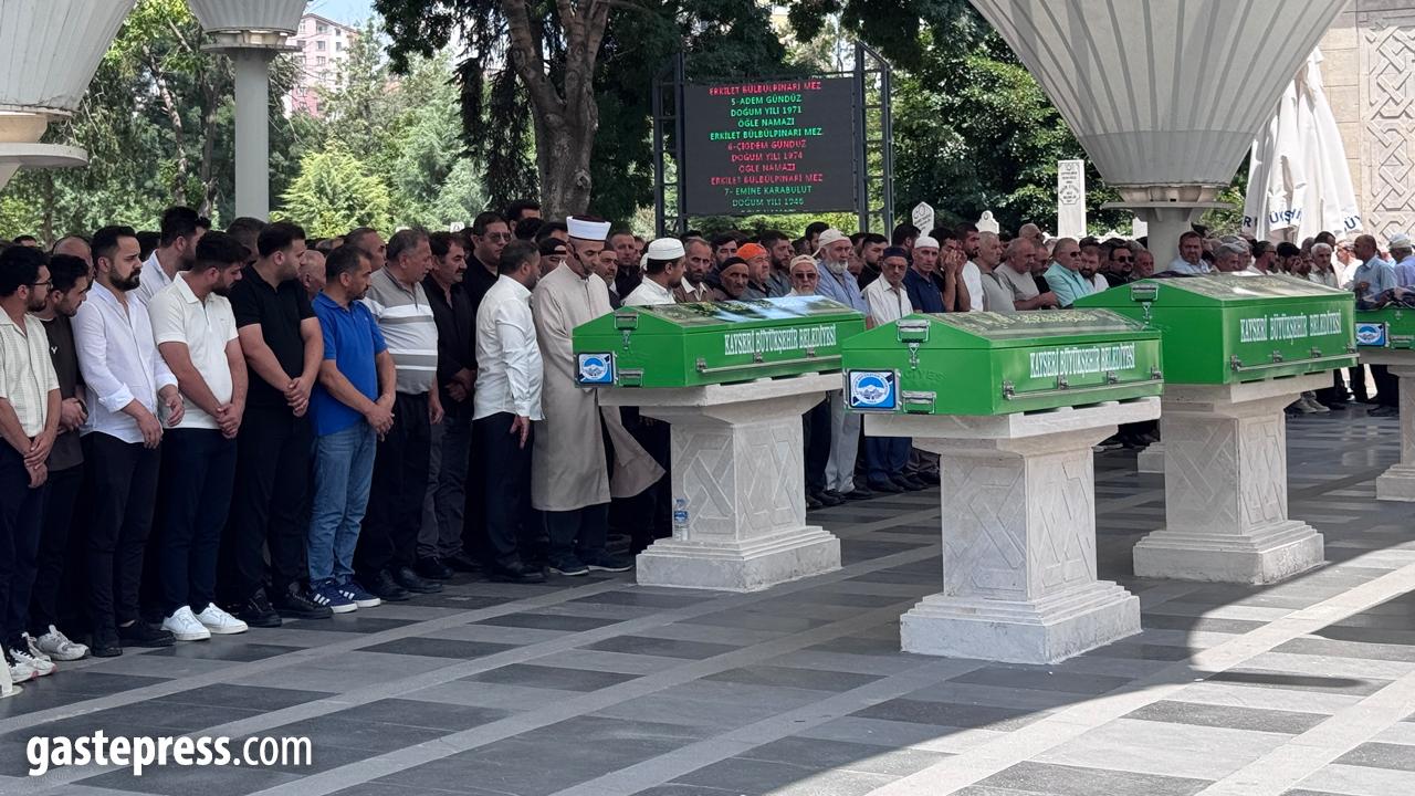 Feci kazada hayatını kaybeden aile yan yana toprağa verildi!