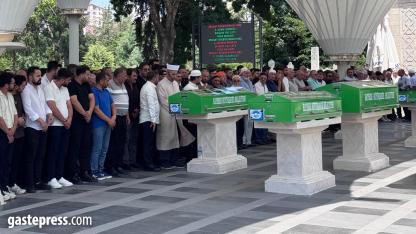 Feci kazada hayatını kaybeden aile yan yana toprağa verildi!