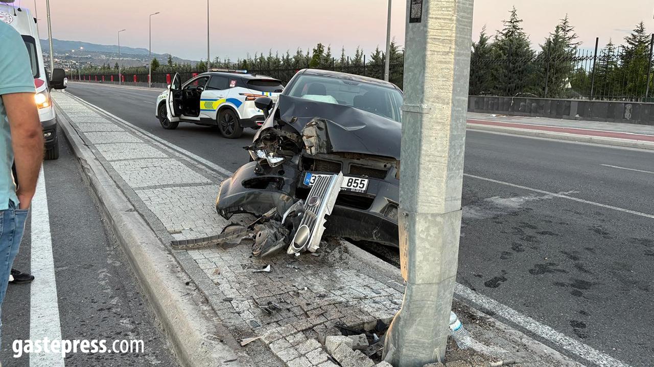Kayseri'de Otomobil Aydınlatma Direğine Çarptı: 1 Yaralı!