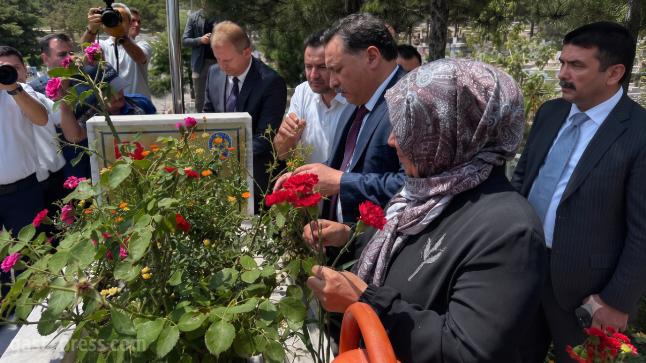 Kübra Doğanay kabri başında dualarla anıldı!