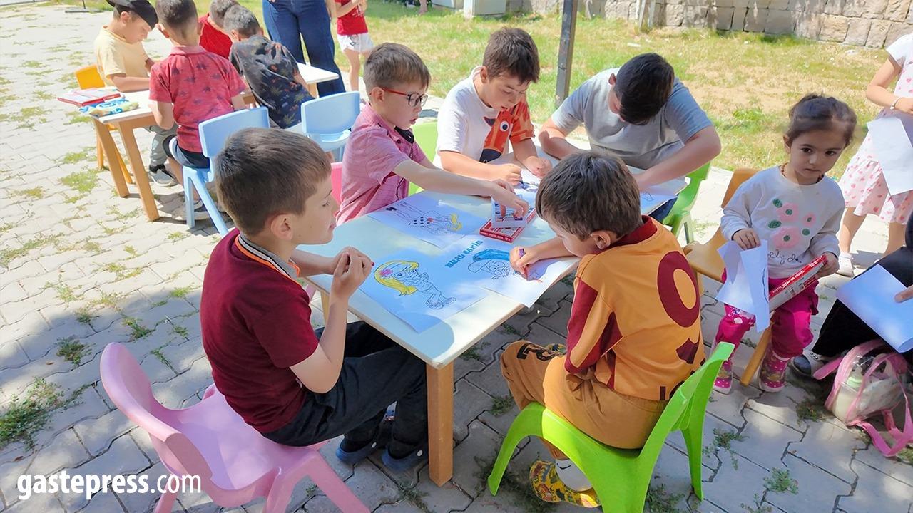 Talas’ta Gezici Kütüphane Çocuklarla Buluştu: Hem Okuyorlar Hem Eğleniyorlar!