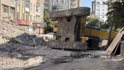 Yıkım Çalışmasında İş Makinesi Devrildi: Operatör Yaralandı!