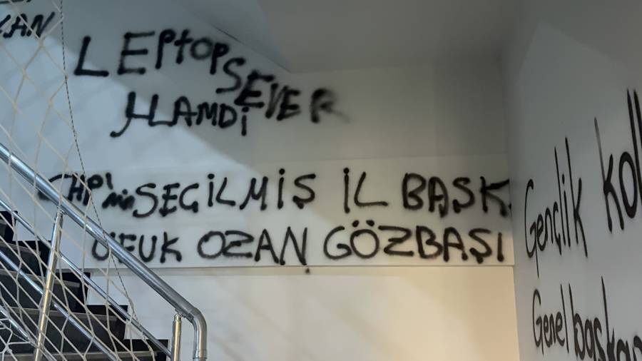 CHP Kayseri İl Başkanlığı binasının duvarlarına boyayla yazılar yazıldı!