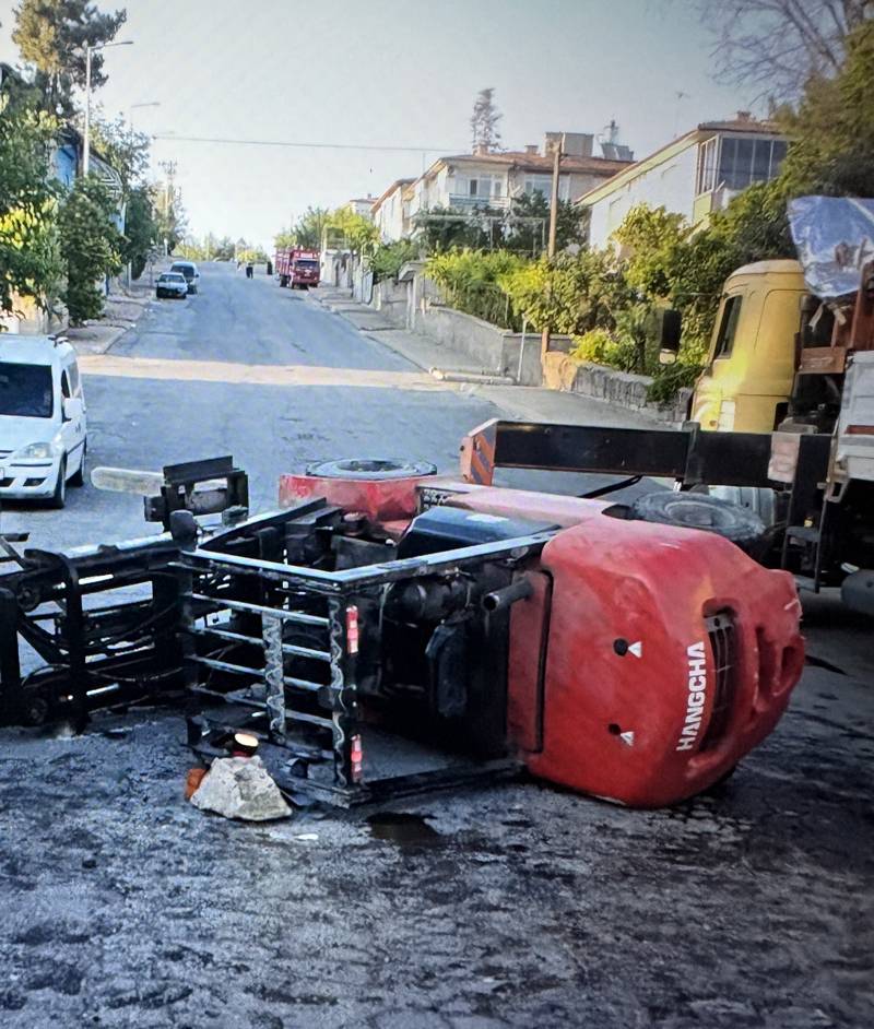 Kontrolden çıkan forklift yan yattı!