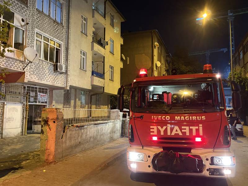 Kayseri’de 4 katlı binada çıkan yangında anne ve iki çocuğu dumandan etkilendi!