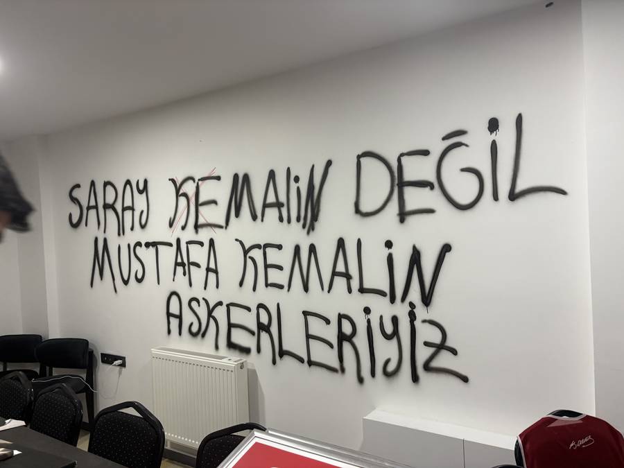 CHP Kayseri İl Başkanlığı binasının duvarlarına boyayla yazılar yazıldı!