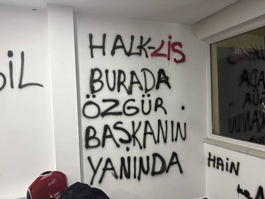 CHP Kayseri İl Başkanlığı binasının duvarlarına boyayla yazılar yazıldı!
