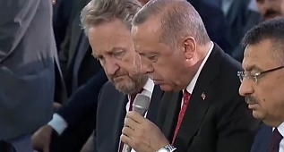 Cumhurbaşkanı Recep Tayyip Erdoğan, 15 Temmuz şehitleri için Kur'an-ı Kerim okudu!